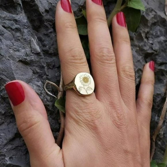 Big Carved Sunflower Engraved Floral Gold Signet Ring - Picture 2 of 4